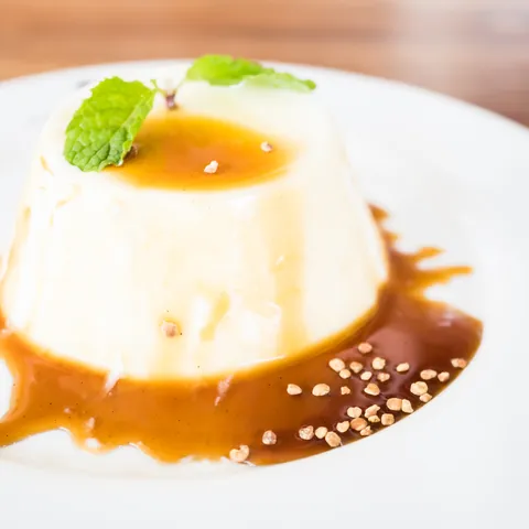 Panna cotta s karamelom od bajama i cimeta