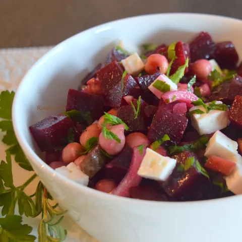 Salata od cvekle, slanutka i crvenog luka