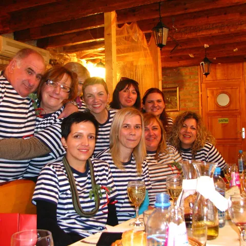 muriskova, mala vjeverica, jajokukica i agata..gore,mira i saša, MV,anita,kolačarica iza ivlonca