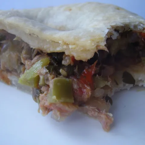 Empanada s tunom i povrcem