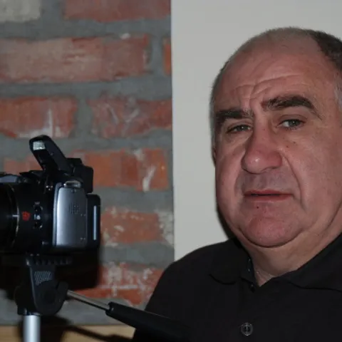 Sasa, zaduzen da sve prati fotoaparatom, cudo od covjeka
