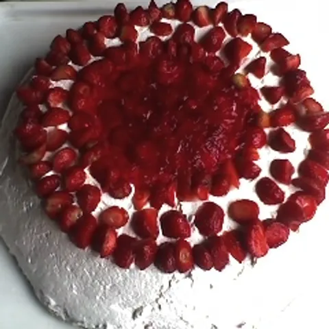 Torta od jagoda sa vocnim jogurtom