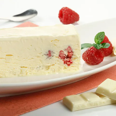 Bijeli semifreddo s malinama