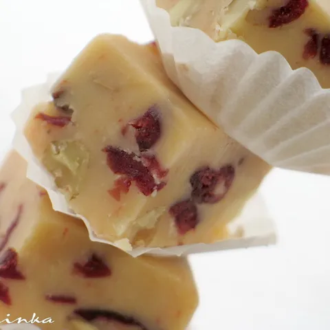 “Fudge” sa brusnicama i belom čokoladom