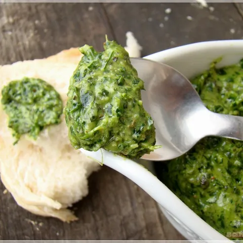 Pesto od rikole i začinskog bilja