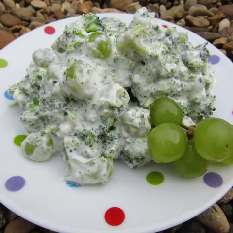 Salata - grozdje i brokoli