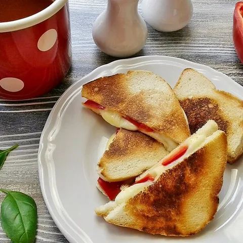 Grilovani sendviči sa mocarelom i paradajz čorba