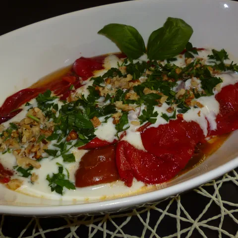 Salata-pečene crvene paprike sa sosom od jogurta i bijelog luka,peršunom i sjeckanim orasima