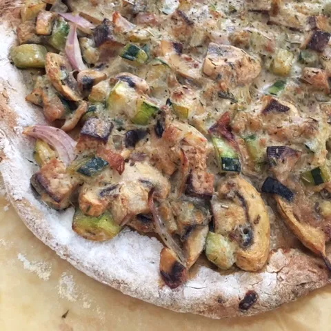 Veganska pizza s tijestom od lece