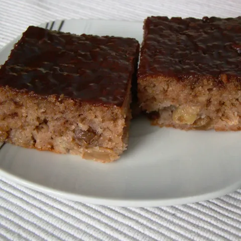 Sočni kolač sa jabukama, grožđicama i orasima