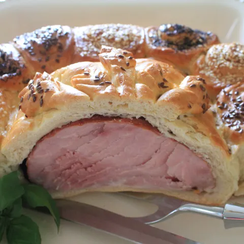 Uskrsnja sunka zapecena u tijestu sa krem sirom