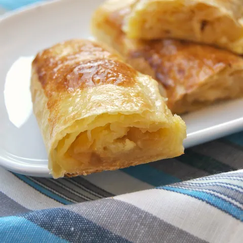 Savijača s jabukama i karamelom