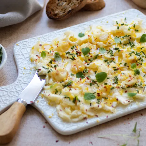 Plata s aromatiziranim maslacem (butter board)
