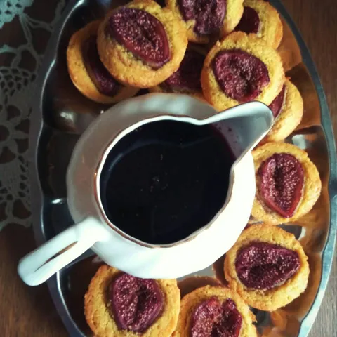 Biskviti sa svježim smokvama i preljevom od crvenog vina i meda