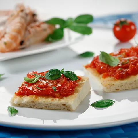 Foccacia s rajčicom i biljem Mediterana