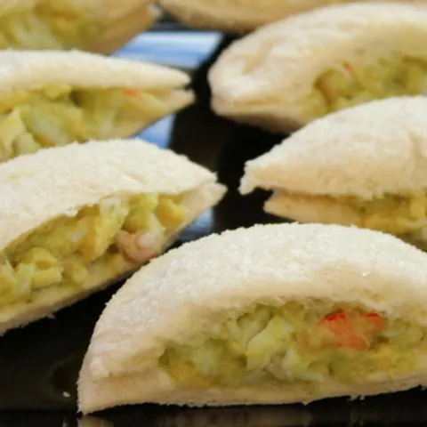 Kusinici Punjeni Avocadom i Kozicama (Avocado & Prawns Snack)
