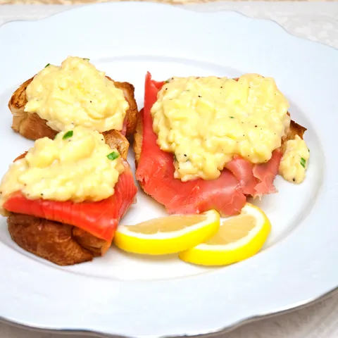 Kremasta kajgana  sa dimljenim lososom i kroasanom [Gordon Ramsay recept ]