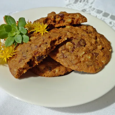 Čokoladni karamel keksi s orašastim plodovima
