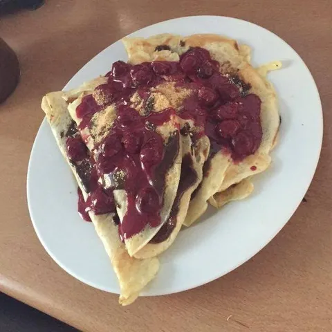 Posne palacinke sa domacom posnom nutelom i visnja prelivom