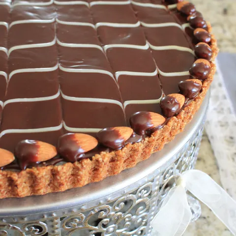 Tart sa cokoladom , bademima i kokosom