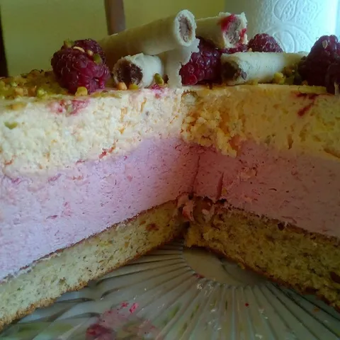 Torta s limunom, bobicastim vocem i pistacijama
