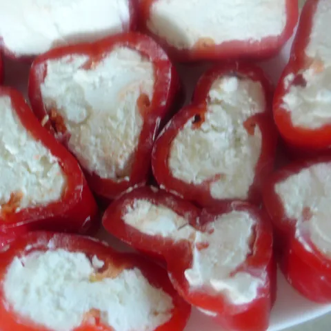 Salata od crvene paprike i sira