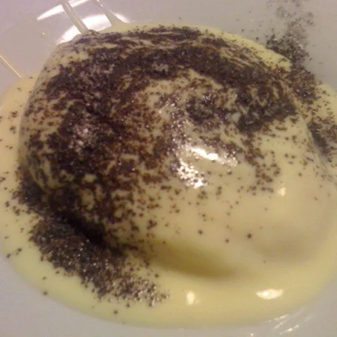 Germknodel mit Vanilla und Mohn.