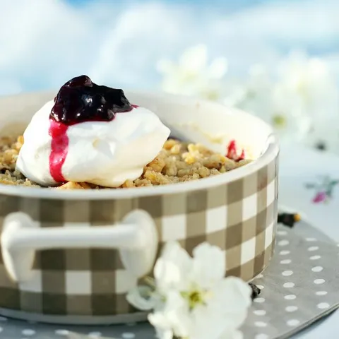 Crumble od crvenog voća i vanilije