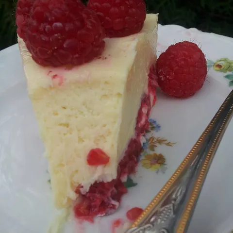 Torta od bele cokolade i malina/jagode