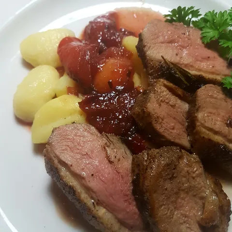Pačja prsa u umaku od crvenih šljiva