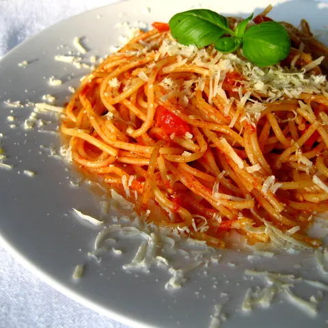 Spaghetti crudi - "sirovi" špageti sa rajčicama