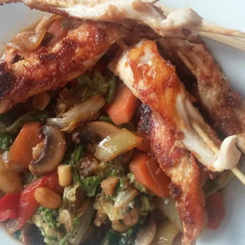 Sate ražnjici na povrću iz woka