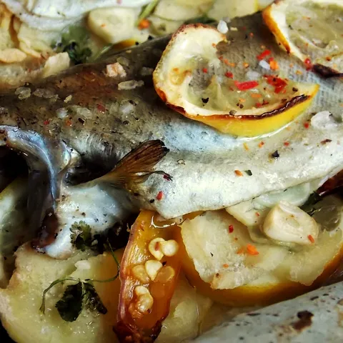 Pastrmka sa limunom, svežim đumbirom, belim lukom...