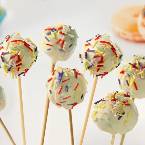 Cake pops sa šarenim mrvicama