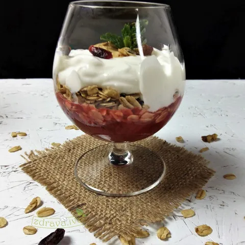 Jogurtni desert s domaćom granolom