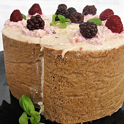 Rolana torta sa kremom od sira i šumskim voćem