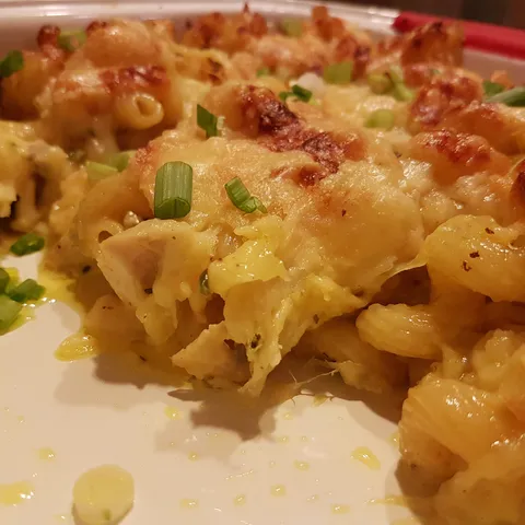 Gratinirana tjestenina u umaku od piletine i šampinjona
