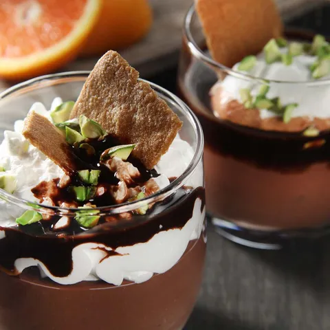 Desert od pudinga od čokolade s čokoladnim preljevom