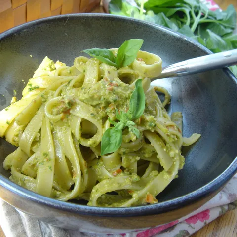 Linguine s pestom alla trapanese