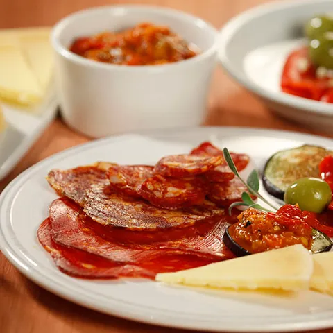 Meze sa suhim mesom i salatama