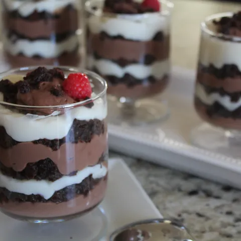 Mini trifles sa brownies i pudingom