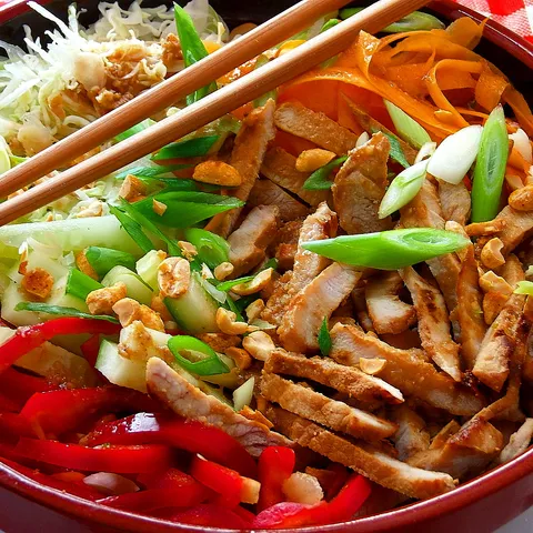 Kung-Pao salata sa sichuanskim umakom/dressingom