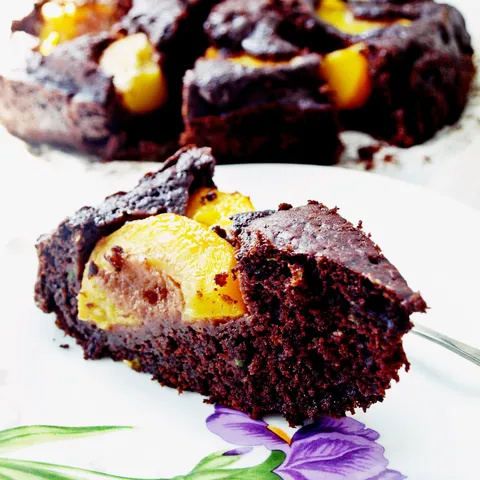 ღ  Čokoladna torta s tikvicama bademima i breskvama