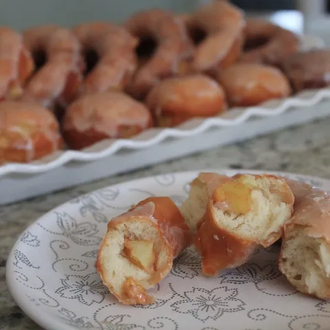 Doughnuts sa jabukama i glazurom od soka od jabuka