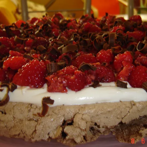 Čokoladna Pavlova sa voćem