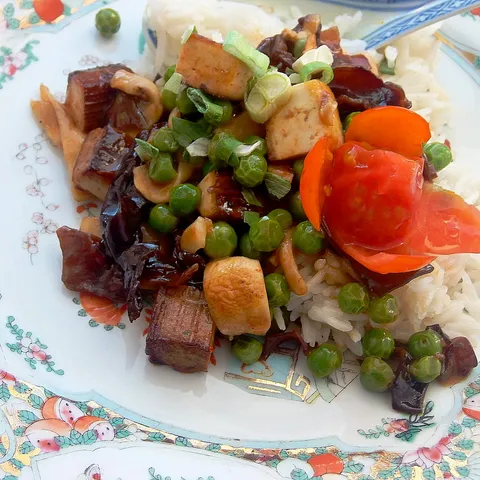 Tofu i gljive stir-fry