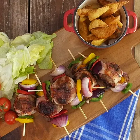 Šareni ražnjići s mesnim okruglicama