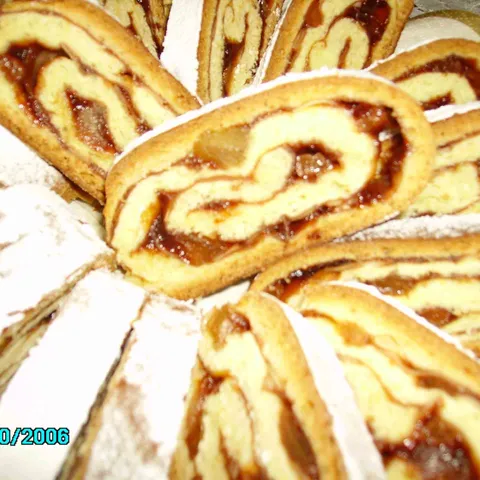 gibanica sa domaćim pekmezom od dunje i egzotičnim voćem