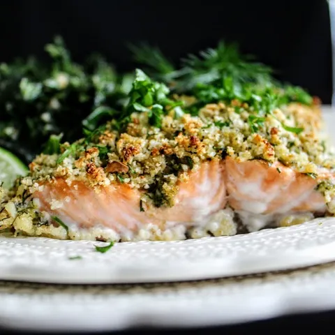 Fileti pastrmke ( Steelhead trout ) ispod pokrivača od badema i mrvica