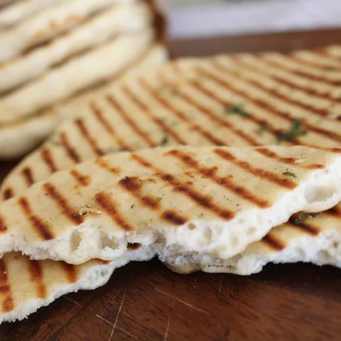 Naan kruh sa praskom za pecivo